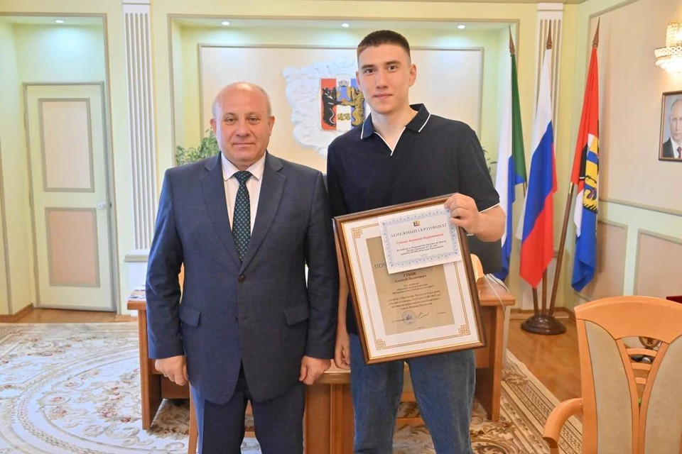 Мэр Хабаровска наградил чемпиона России по боксу Алексея Гукова Фото: администрация Хабаровска
