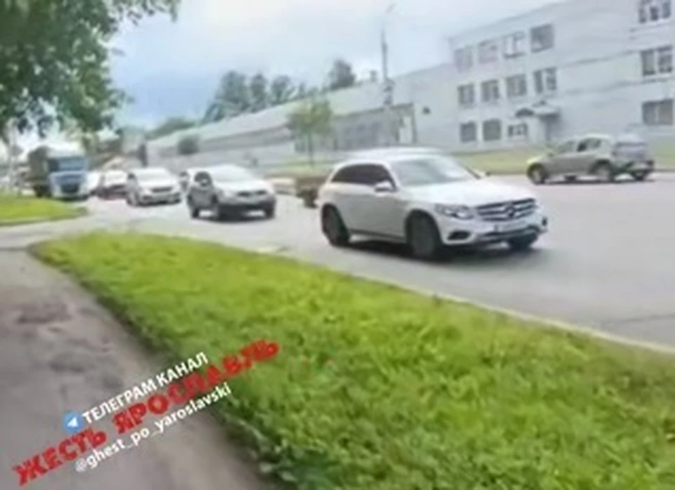 Большая Федоровская застряла в пробке. Фото: телеграм-канал Жесть Ярославль.
