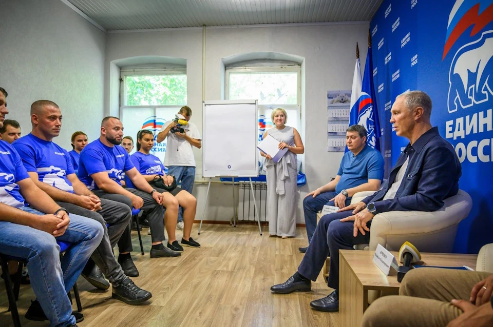 Губернатор Владимир Сальдо встретился с молодежными активистами Фото: ЕР
