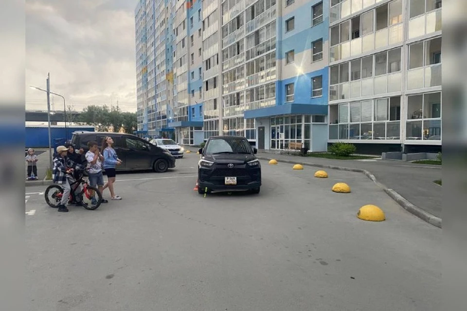 Во дворе жилого дома в Новосибирске иномарка сбила мальчика на самокате. Фото: ГАИ Новосибирска
