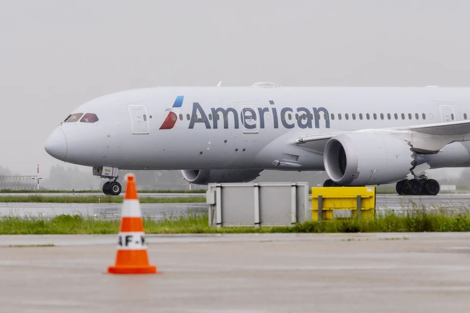 У самолета American Airlines во время полёта из двигателя вырвалось пламя