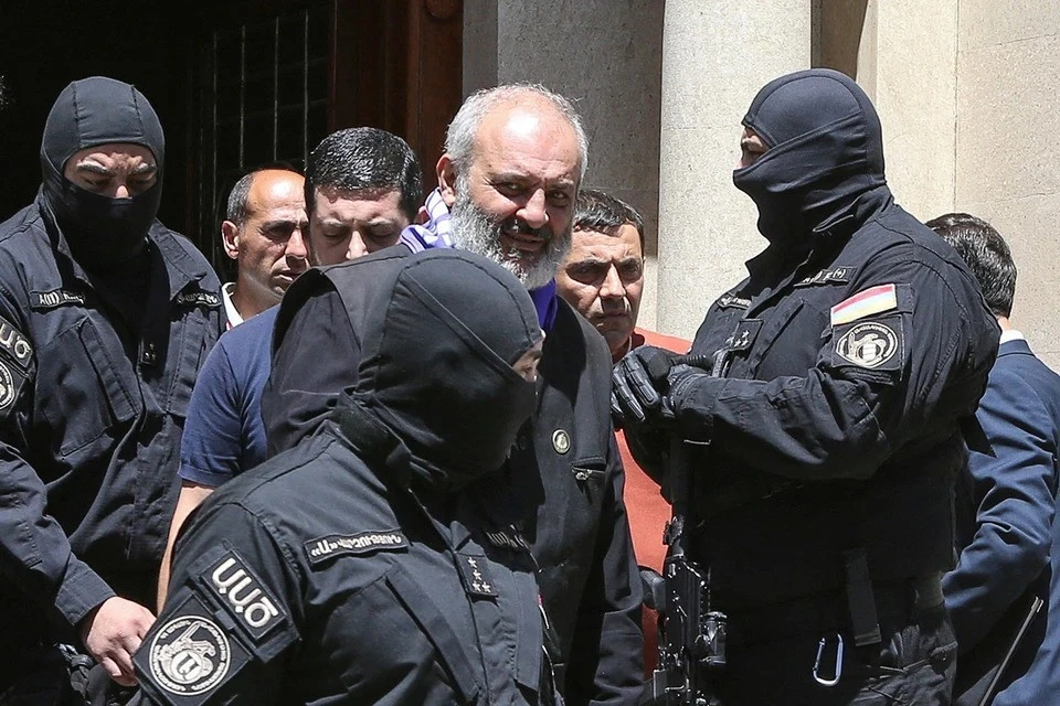 Суд в Ереване арестовал архиепископа ААЦ Галстаняна на два месяца