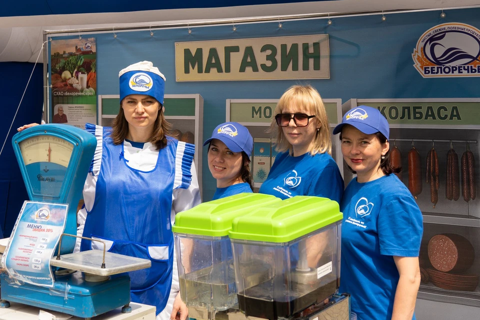 В «советском магазине» можно было попробовать хлебный квас, поиграть счетами и даже увидеть старинный калькулятор, работавший от сети. Фото: Диана Фролова