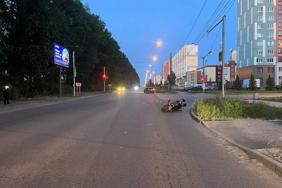 Байкера увезли в больницу после ДТП в Новосибирске. Фото: ГАИ Новосибирской области