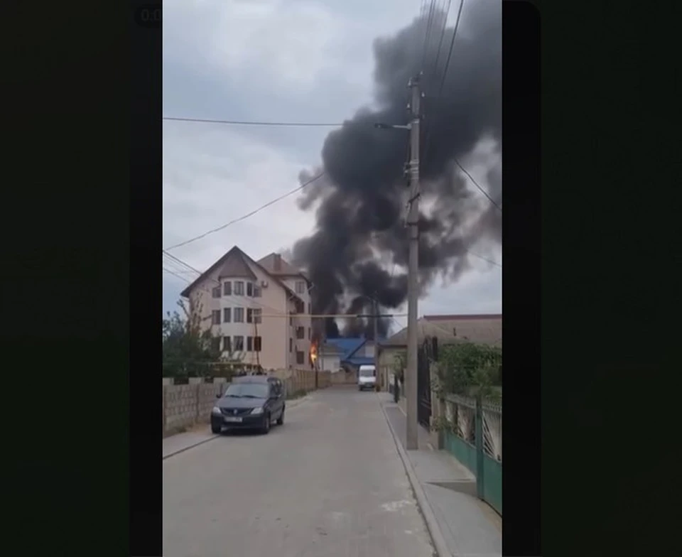 На месте происшествия работали три пожарных расчета. Фото: скрин с видео