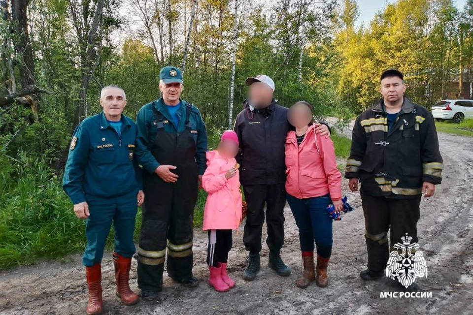 Спасатели вывели из леса семью с ребенком. Фото: ГУ МЧС России по Тверской области