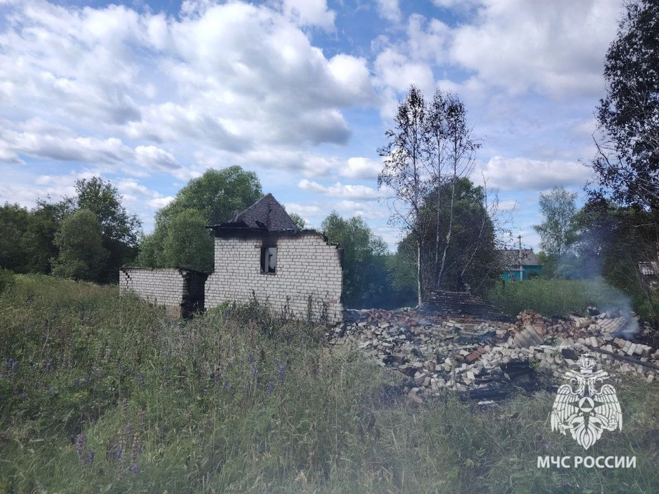 Дом полностью уничтожен огнем.