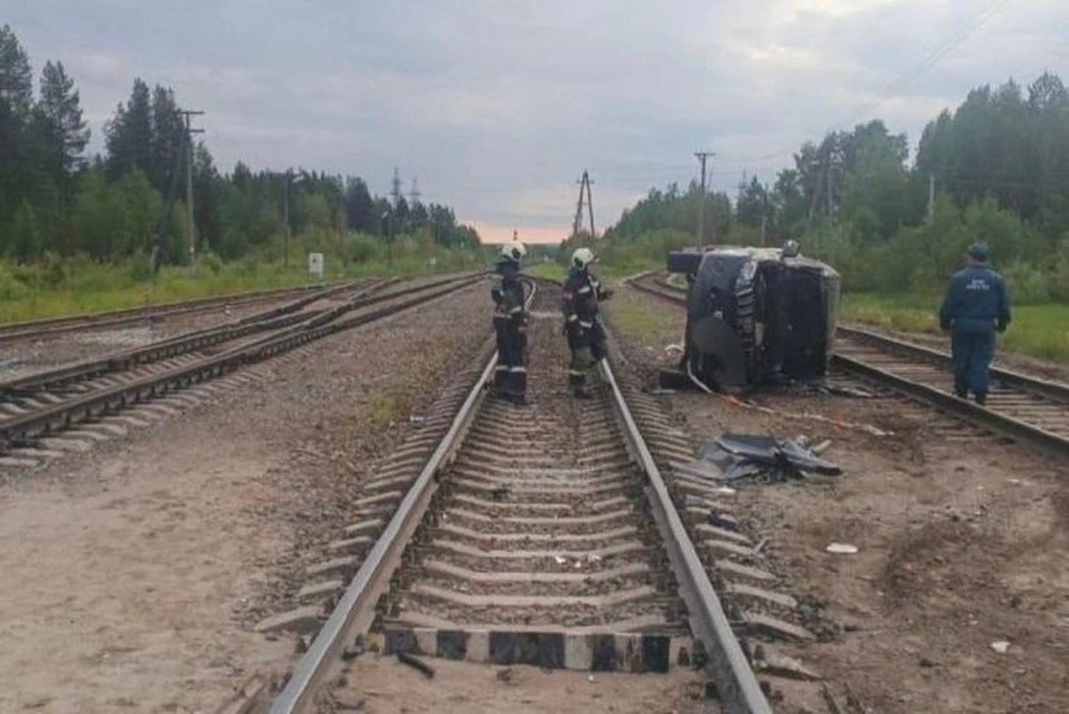 На станции Кожва водитель легковушки влетел в грузовой поезд. Фото: Северо-Западная транспортная прокуратура