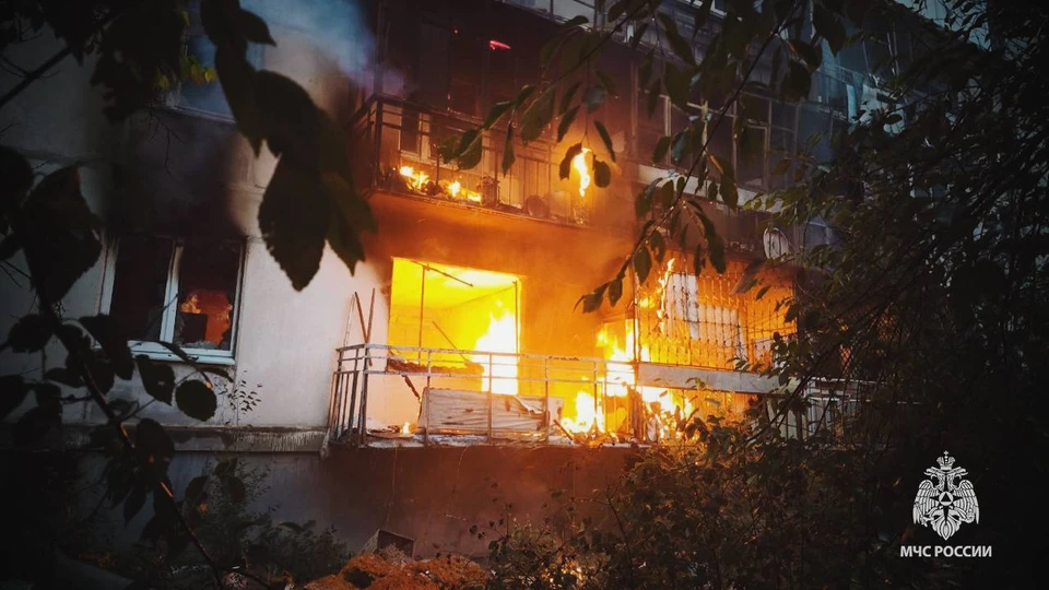 Пожар полностью уничтожил одну квартиру. ФОТО: ГУ МЧС России по ЛНР.