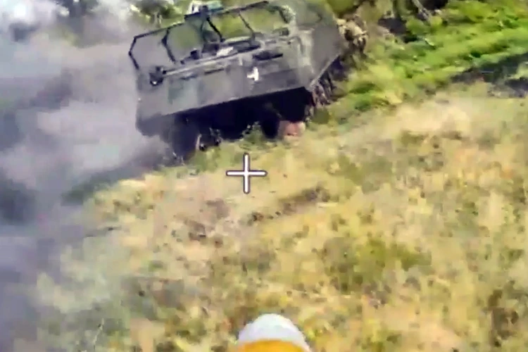 Операторы FPV-дрона дождались посадки украинских боевиков в американский бронетранспортёр