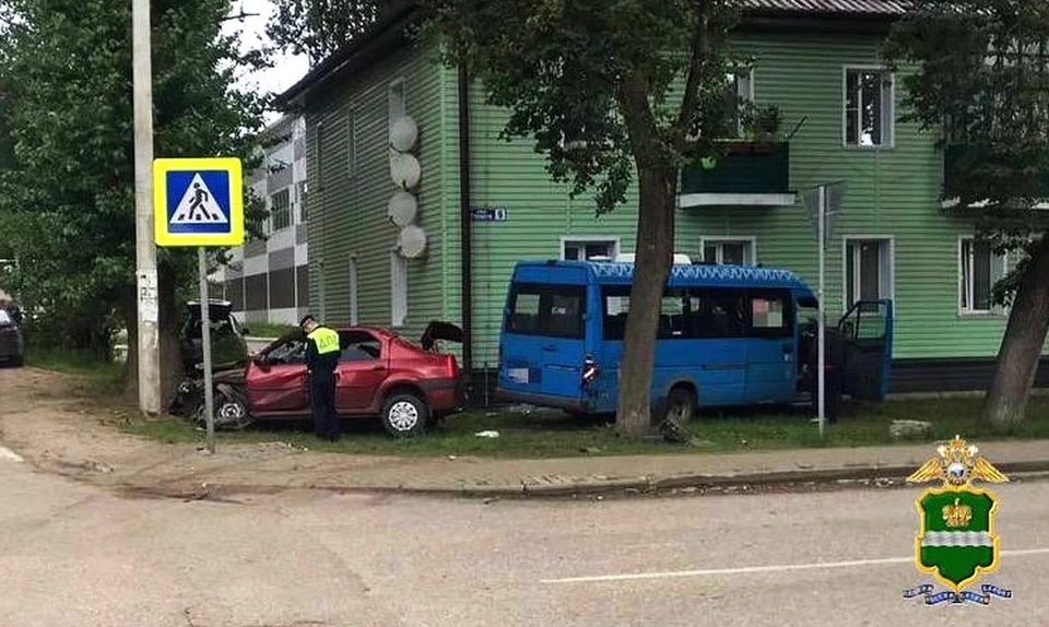 Авария на перекрёстке в Людиново: водитель не уступил дорогу автобусу.