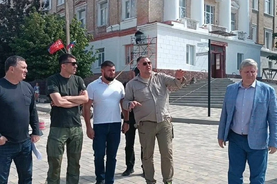 По завершении совещания участники осмотрели центральную площадь Амвросиевки. Фото: ТГ/Чертков