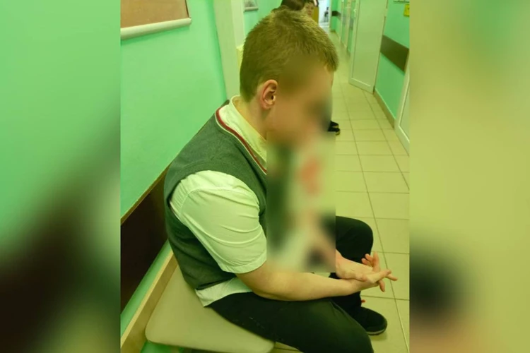 «Били трое, а виноват один?»: двое подростков, обвиненных в избиении семиклассника, могут уйти от наказания