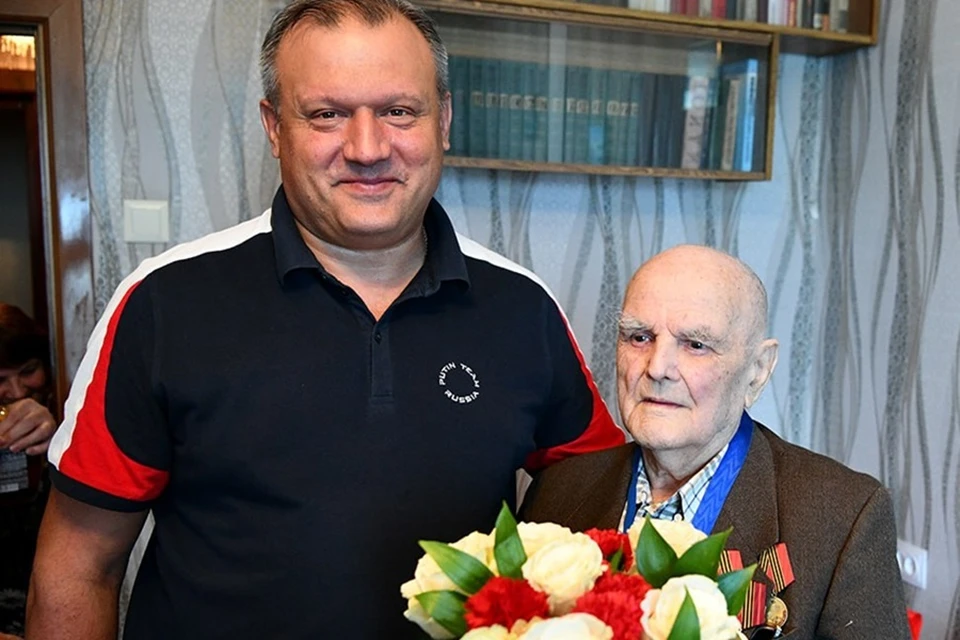 Глава Донецка Алексей Кулемзин поздравил ветерана Великой Отечественной со 100-летием. Фото: Администрация Донецка