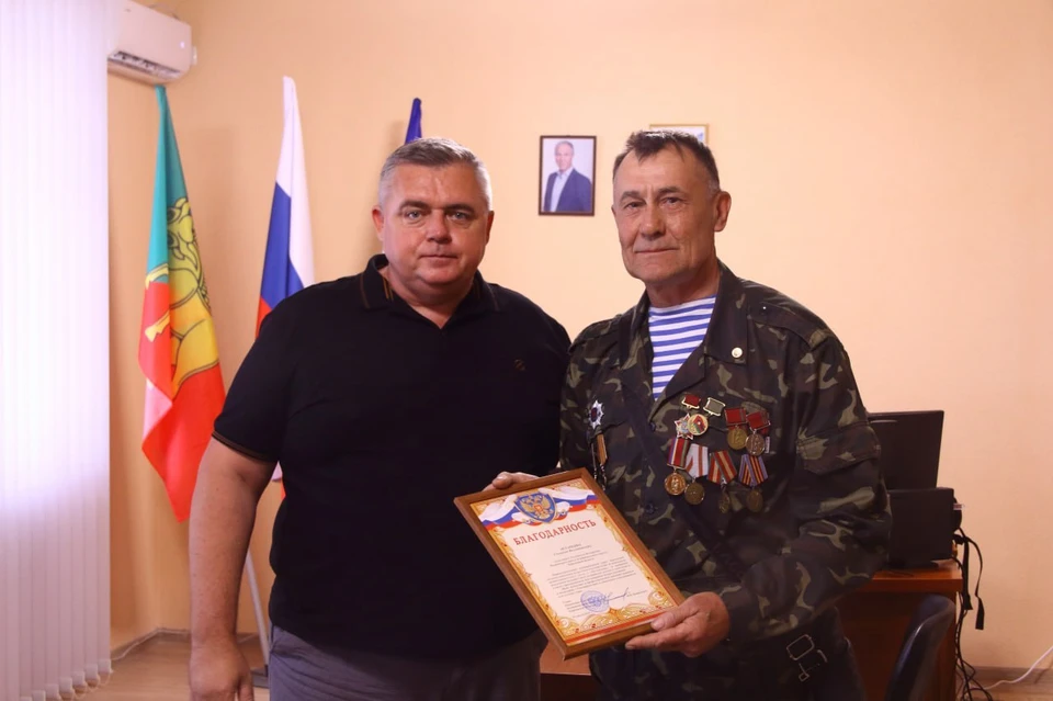Глава Нижнесерогозского района Владислав Никитенко (слева) вручил ветеранам боевых действий почетные грамоты