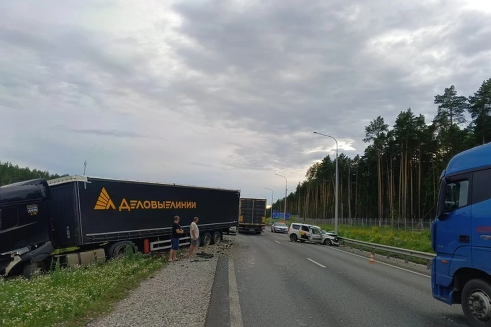 На трассе «Пермь-Екатеринбург» Lada врезалась в грузовик. Фото: Госавтоинспекция Свердловской области