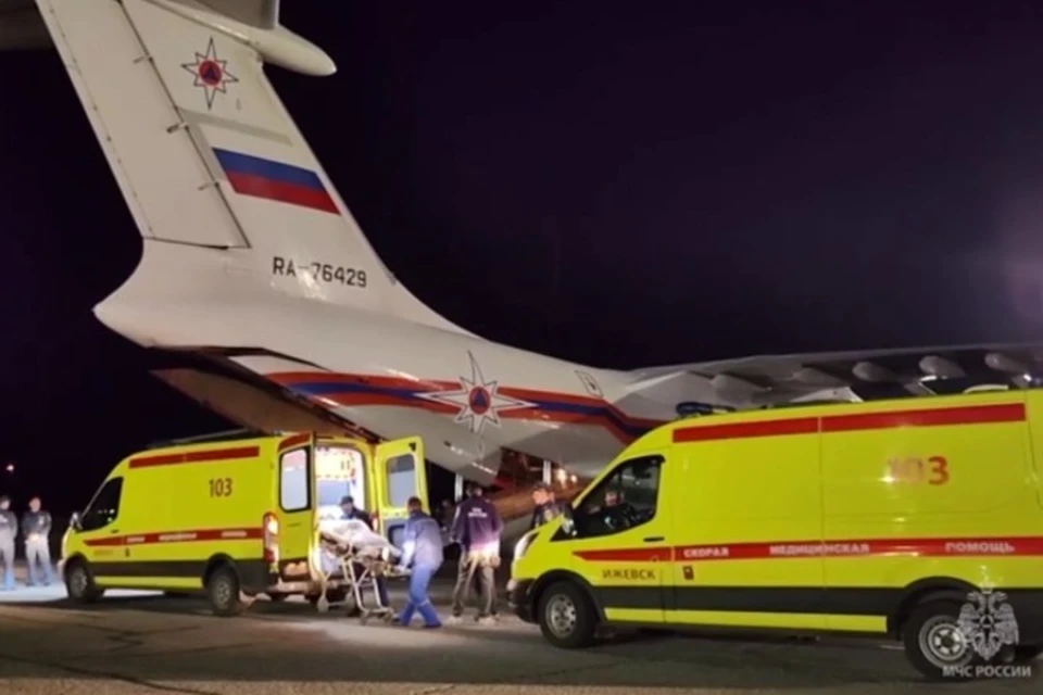 Спецборт МЧС России доставил пострадавших из Ижевска в Москву. Фото: МЧС России