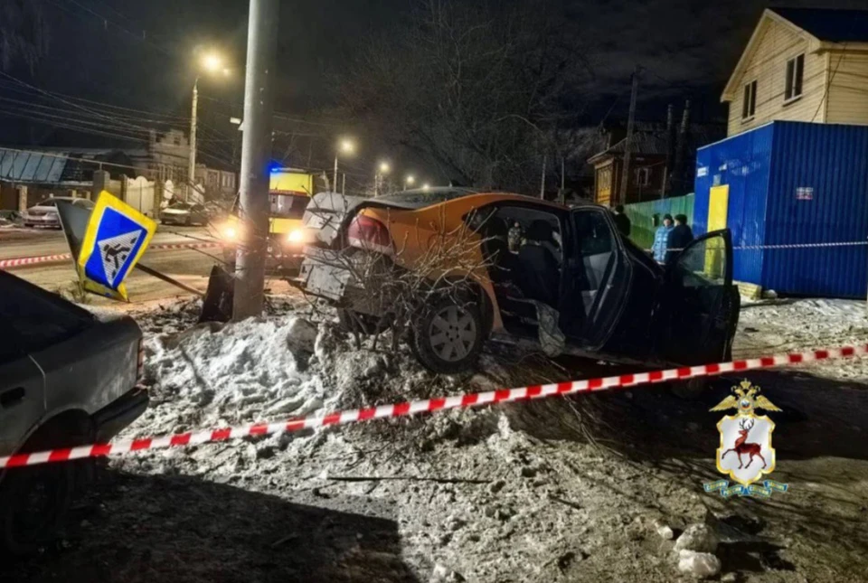 Водитель на скорости более 130 км/ч влетел в остановку, где находились люди.