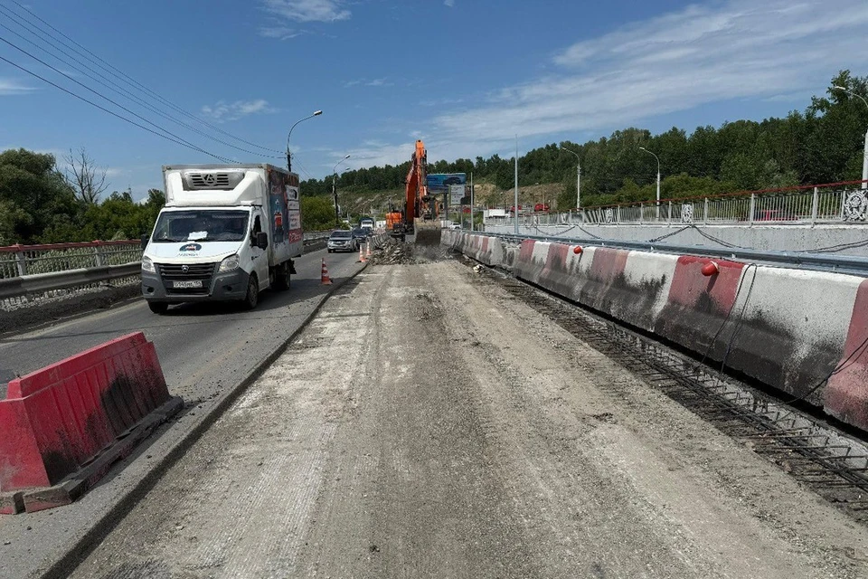 На правом автодорожном мосту через Иню на Бердском шоссе приступили к ремонту центральной полосы. Фото: мэрия Новосибирска