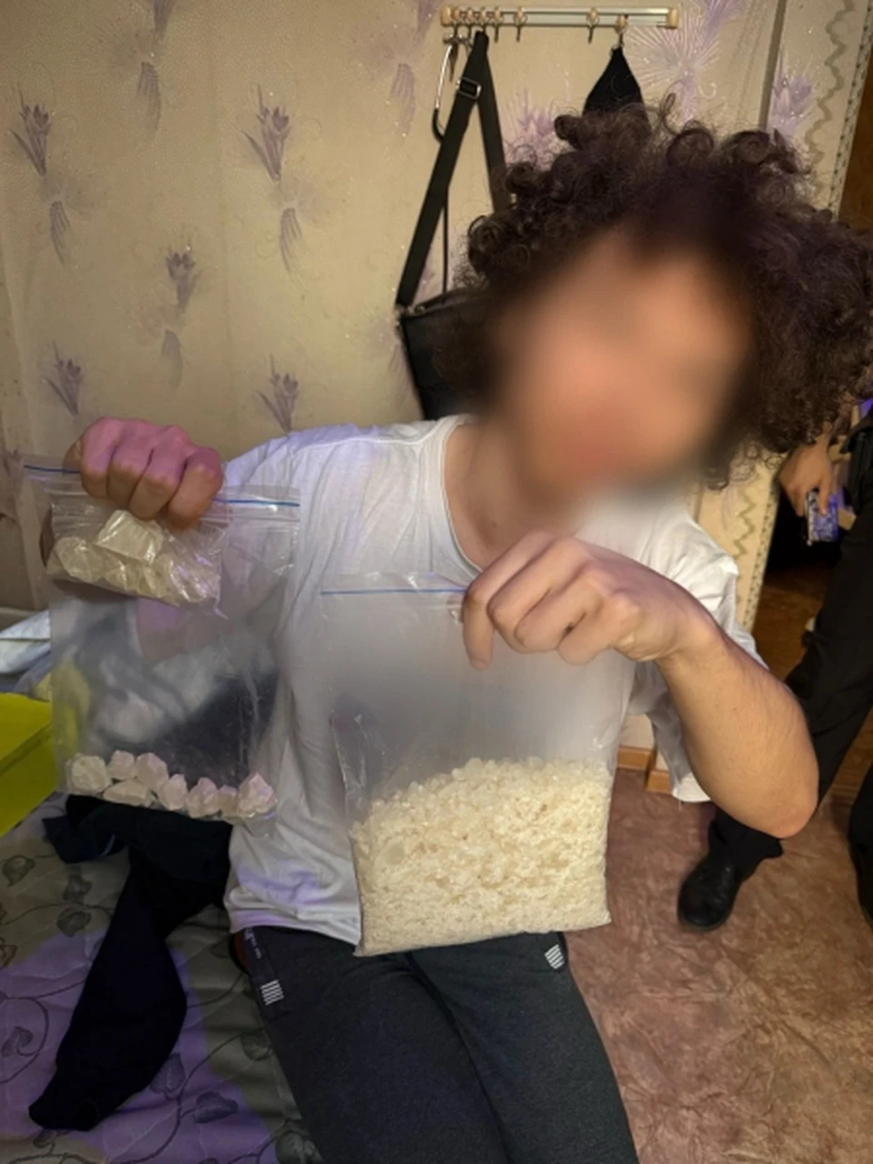 Оперативники продолжают расследование дела о незаконном обороте наркотиков. Фото: УМВД России по Астраханской области