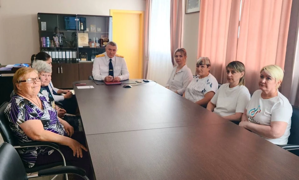 Волгоградцы пришли поблагодарить следователей за помощь в решении проблемы. Фото: СУ СК по Волгоградской области.