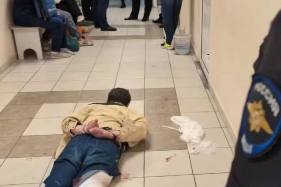 Озверевший пациент, вооружённый ножом и газовым баллончиком, внезапно набросился на медработников.