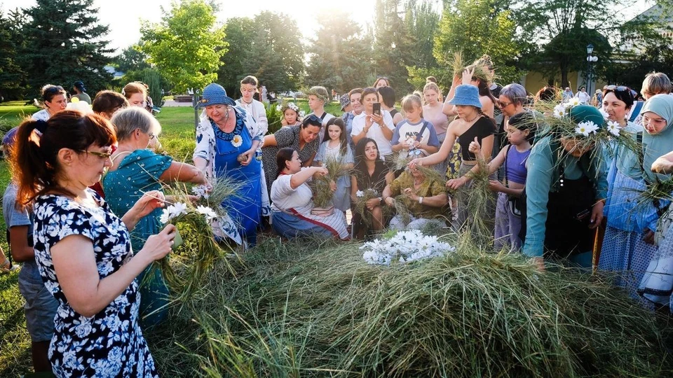 Гостей праздника ждёт насыщенная программа с русскими народными забавами