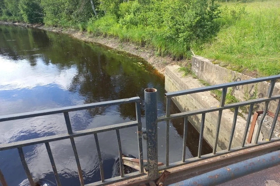 Уровень воды снизился.