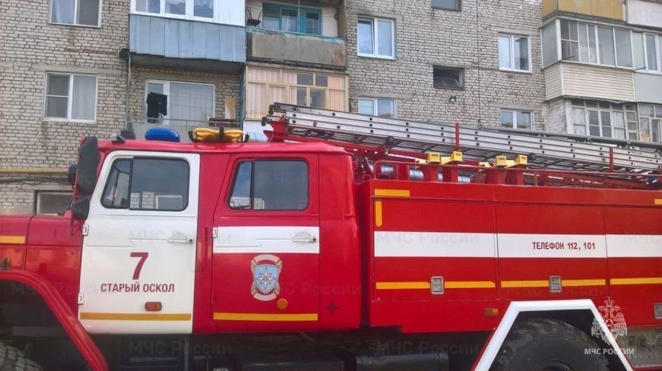 В городе Старый Оскол в микрорайоне Макаренко загорелась квартира на девятом этаже.