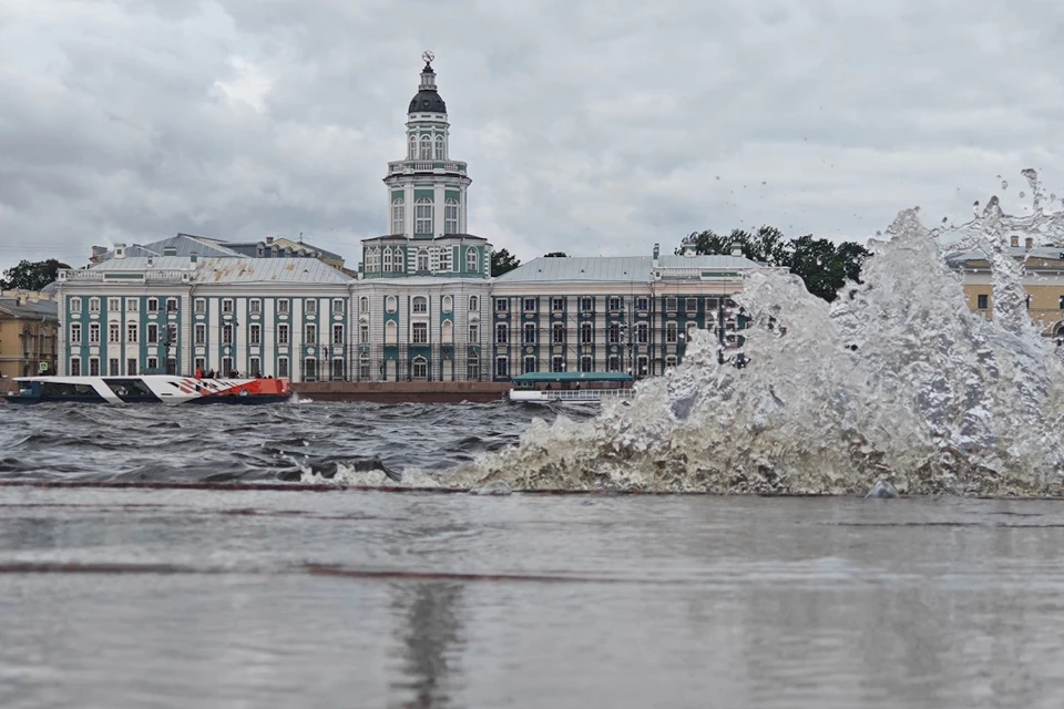 Петербурге успешно справляется с наводнением. Подтоплены только пляжи и парки в Сестрорецке.