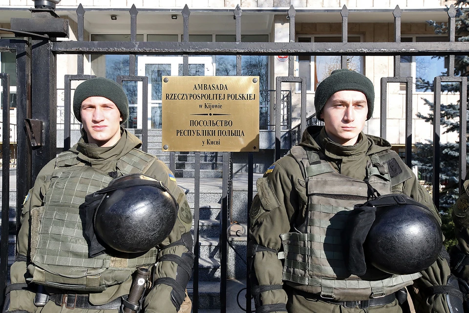 По заявлениям Варшавы, якобы пострадало здание польского посольства в Киеве.