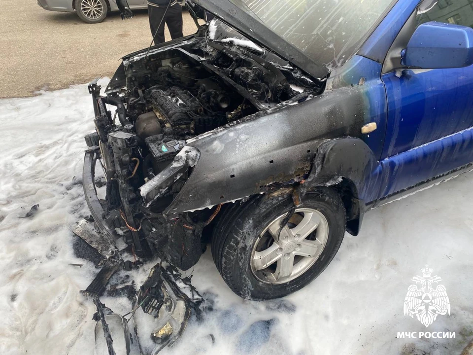 Огонь уничтожил иномарку в Сыктывкаре из-за неисправной проводки. Фото: МЧС по Коми.