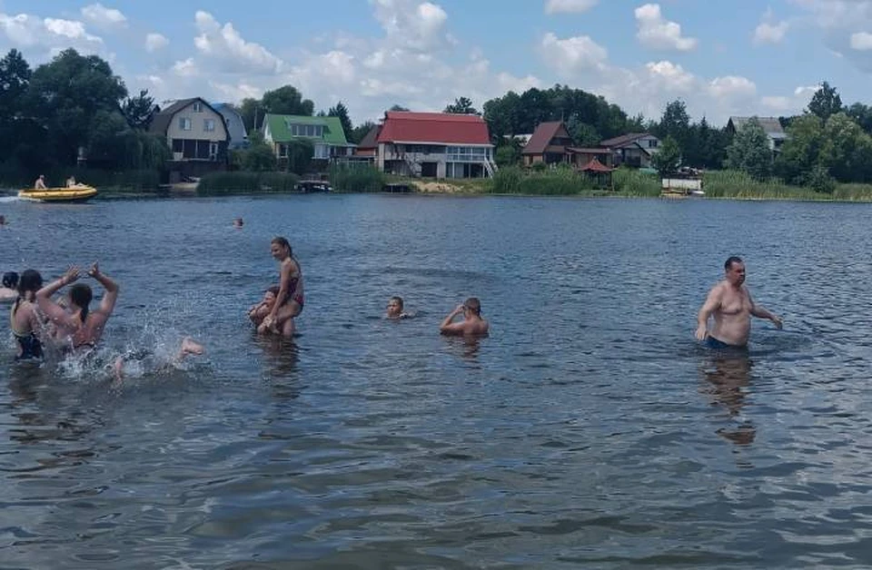 В такую погоду лучше всего отдыхать на реке.