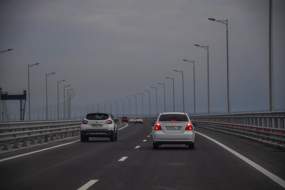 Перед Крымским мостом с двух сторон стоят 1 450 автомобилей.