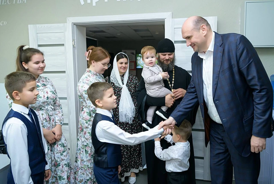 Настоятель Храма Успения Пресвятой Богородицы и его супруга Анастасия воспитывают шестерых детей. Фото: правительство Оренбуржья
