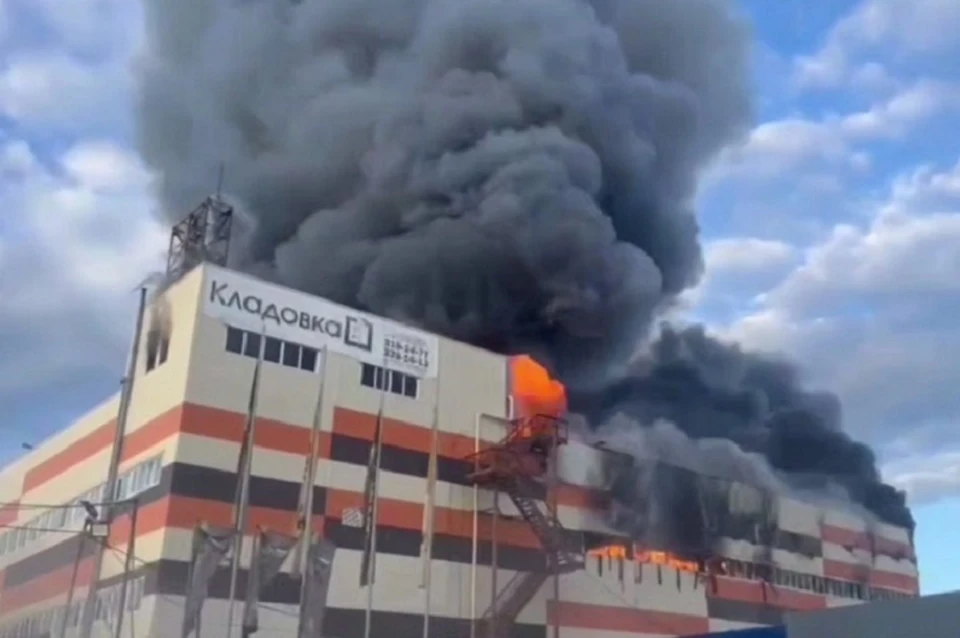 Огонь охватил крышу склада. Фото: скриншот видео