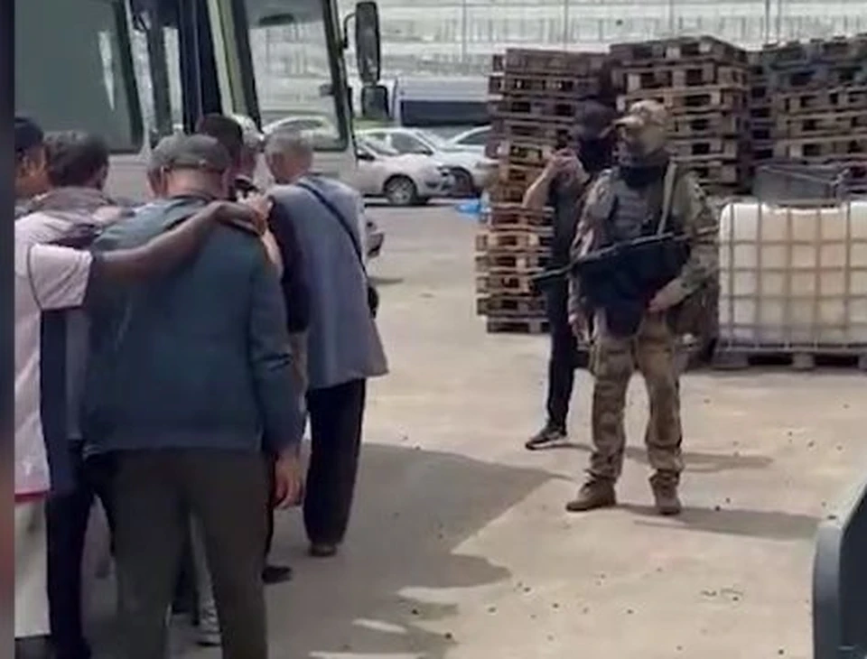 Силовики на проверку пошли с оружием.