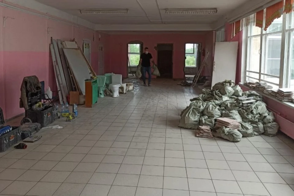 Во многих учреждениях красят коридоры и кабинеты, в некоторых начаты более масштабные работы. Фото: мэрия
