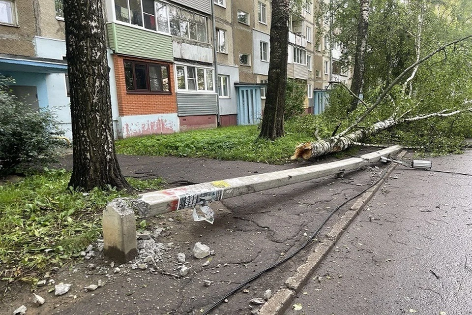 Столб рухнул на 12-летнего мальчика.
