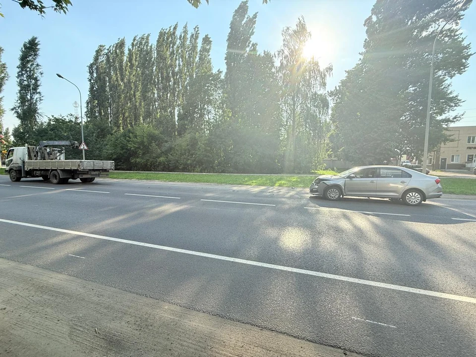 «Шкода»столкнулась с припаркованным на обочине грузовиком «Мицубиси». Фото управления Госавтоинспекции по Липецкой области.