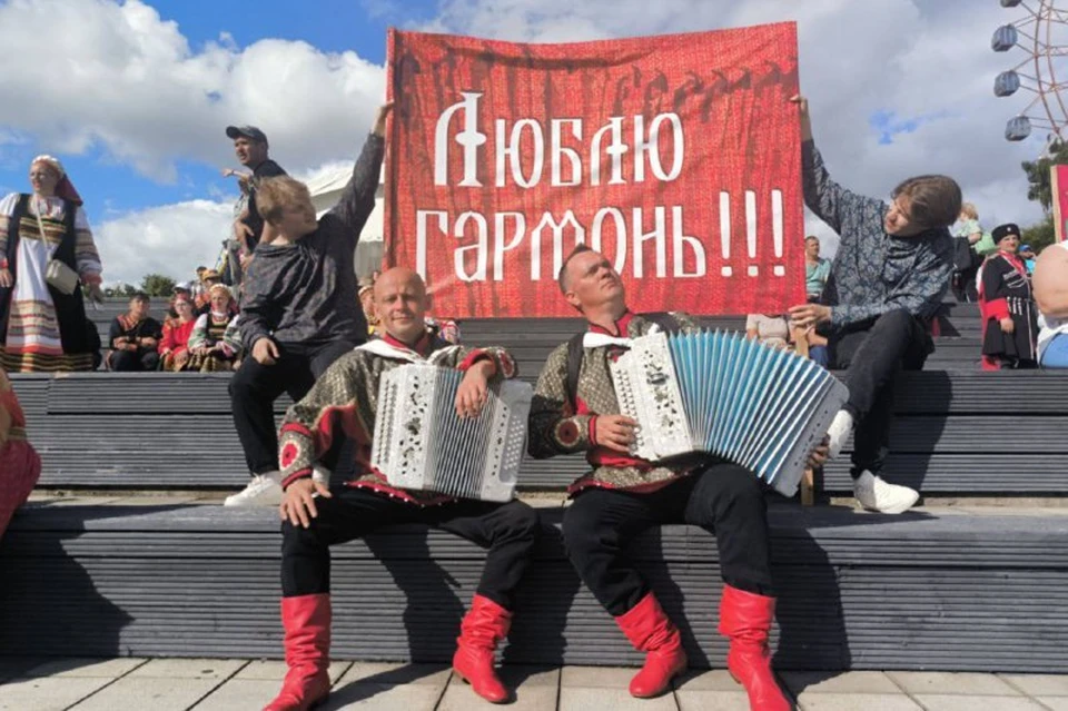 В Новосибирске на Михайловской набережной прошло шествие «Играй, гармонь»