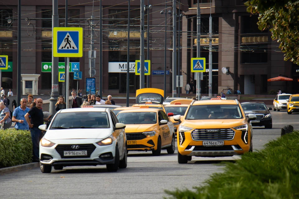 Аналитики сравнивали среднюю стоимость минуты поездки на такси за два периода