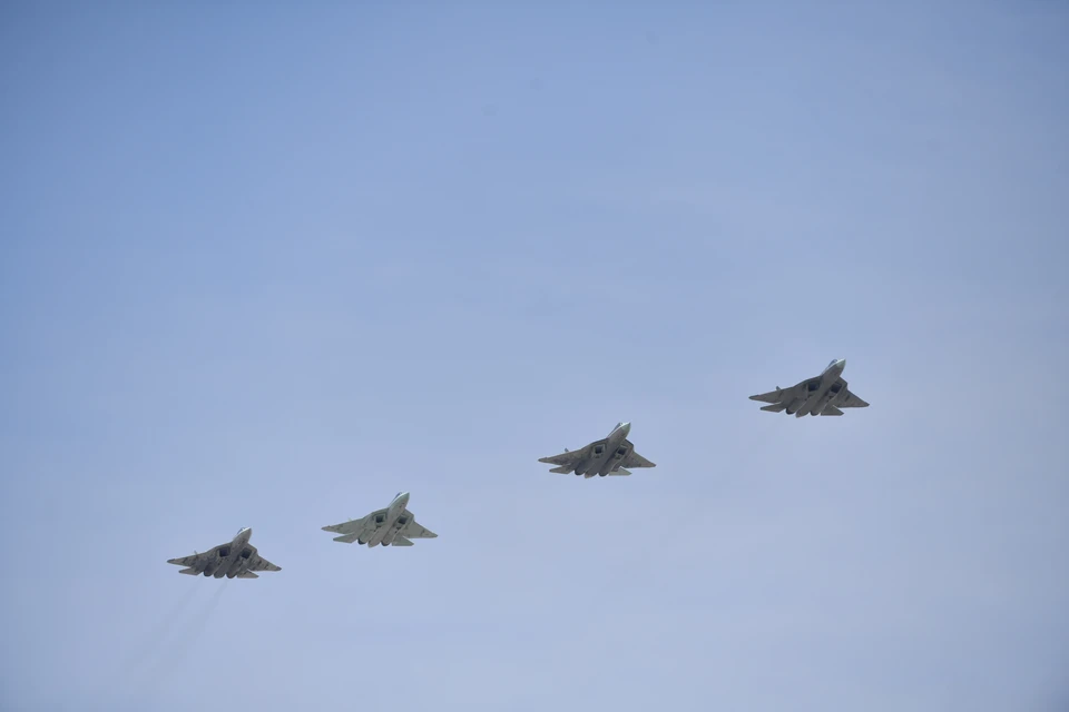 Горожан напугал громкий хлопок в небе.