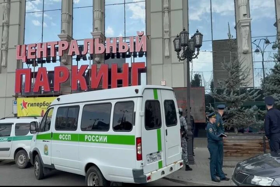 Перед открытием ТРЦ у центрального входа припарковались машины силовиков. Фото: пресс-служба ГУФССП по Свердловской области