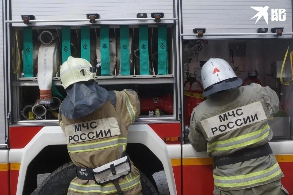 В подмосковном Пушкине горит крыша здания