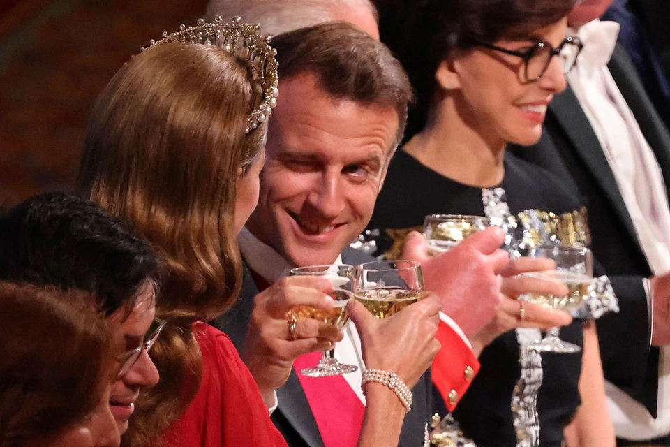 Макрон игриво подмигивал Кейт Мидлтон