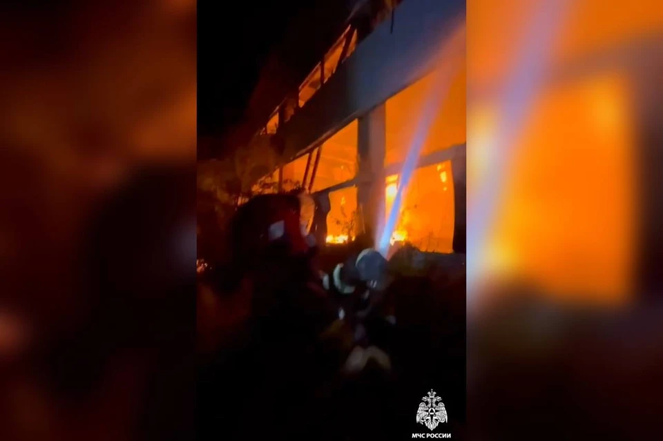В Пятигорске ликвидировали открытый огонь на складе. Фото: МЧС России по Ставрополью