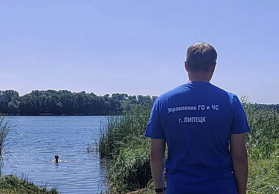 Ребенок находился в воде один в необорудованном для купания месте. Фото управления ГО и ЧС города Липецка.