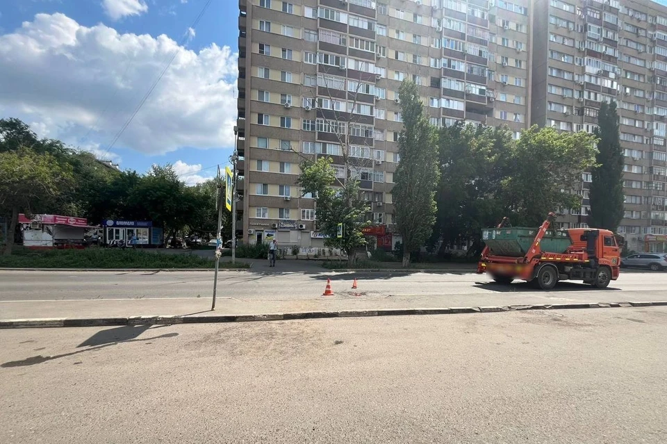 36-летний водитель автомобиля КамАЗ сбил 78-летнюю женщину, которая переходила дорогу по нерегулируемому пешеходному переходу справа налево по ходу движения автомобиля
