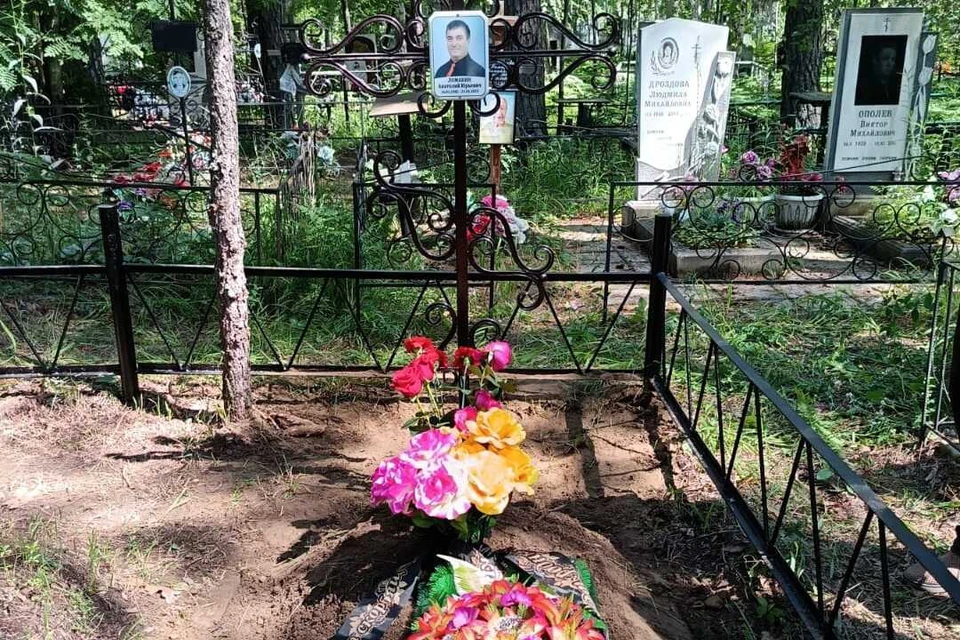 Могила Анатолия Ломакина в родном Бийске